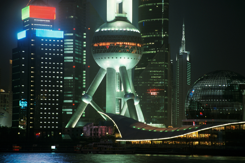 La Torre Oriental Pearl TV de Shangai, icono de la zona financiera de Pudong.
